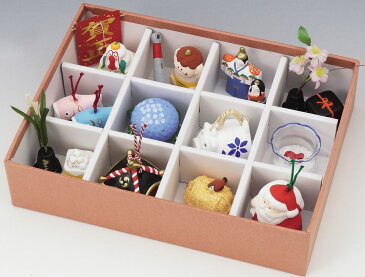 化粧箱入り 陶器製のかわいらしい、鏡餅+凧(紙)・小鬼+こん棒・雛人形・花瓶入り桜+重箱・鯉のぼり・紫陽花・ブタ蚊遣器・金魚鉢・月見団子+薄・お神輿・俵と雀・サンタクロースに飾り台+お屏風の盛りだくさんセットです!Japanese four seasons by earthenware goods