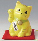 陶器製　豪華赤座布団乗り　風水 西側置き金運招き猫　右手（右前脚）上げ　黄色　高さ10cm　まねきねこ　Feng Shui Beckoning Cat　Maneki Neko