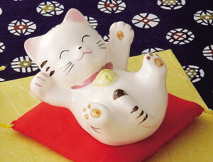 開運！　陶器製　豪華赤座布団乗り☆　待てば海路の日和あり　招き猫　まねきねこ