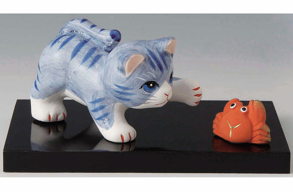 陶器製　子猫と蟹　ネコとカニ　あなた、だーれ！？　Earthenware Kitten and Crab　台付きです。〈陶器の置物 風景 情景 子猫の置物 蟹の置物 こねこ〉