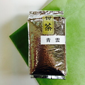 粉茶とは、煎茶の製造工程でかけた粉の部分を集めたものです。ご家族でのお食事や会合でのお茶出しに喜ばれます。 名　称粉茶 青雲内　容200g賞味期限約1年鈴木園のお茶が安心な理由 ・明治37年創業。日本茶専門店としての120年以上の歴史 ・ショップレビュー4.63。年間出荷6,500件以上 ・30年以上にわたり、国立病院・高級飲食店・ホテルと定期取引の実績 定期や大量購入のご案内 鈴木園では30年以上にわたる取引経験を活かし、ニーズに合わせた商品のご提案・お見積もり・サンプル提供が可能です。ネット未掲載商品も多数あるため、業務用の定期購入や大量購入の場合、まずはお気軽にご相談ください インボイス対応、宛名カスタマイズ可能な領収書発行のご案内 地球環境保護・個人情報保護の観点から、紙の明細書は同梱しておりません。領収書は「注文履歴」→「注文詳細を表示」→「領収書・請求書」よりPDFのダウンロードをお願いいたします。宛名はカスタマイズ可能です。詳しくはこちらから「領収書について」のヘルプページをご覧ください