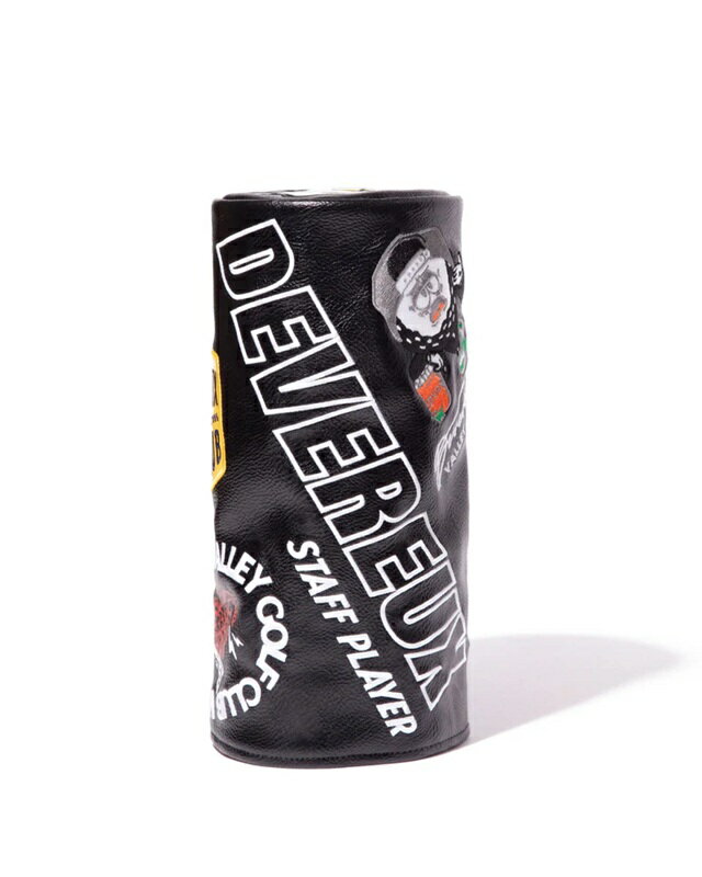 商品説明 ブランドコンセプト 【DEVEREUX・DEVEREUX GOLF】 アメリカ テキサス州西部出身のBRUNNER兄弟が2017年にDevereuxをスタート。 現在はアリゾナ州フェニッックスを拠点に発信しています。 彼らは古くなったアメリカのゴルフファッションの世界に新しい風を吹き込んでおり、ファッションリーデイングブランドとしてDevereuxを進化させます。 我々はゴルフファッションがより包括的で、魅力的で、退屈でないライフスタイルを提供し始める必要があることを共有しています。 リラックスして、もっと楽しく、ルールを曲げて、自分のやり方でやりましょう。 コースで友達と楽しい時間を過ごし、良い時も悪い時もすべての瞬間を楽しむことが重要です。 素材 表地　ポリウレタン100% 裏地　ポリエステル100% 特徴 表に合成皮革、裏にポリエステルベロアを使用した、Barrelドライバーカバー。 トップにスカルアイコン刺繍、側面全体に過去から現在までのグラフィックを刺繍のみならず、ワッペン、プリント等様々な手法を用いており、他には絶対にない価値のあるアイテム！ DEVEREUXファン、マストアイテム！