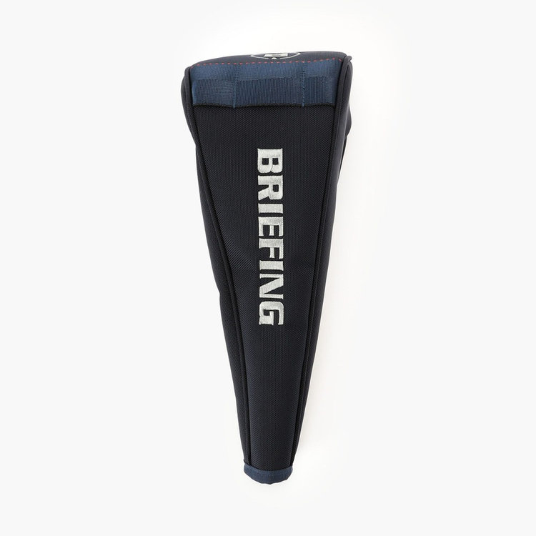 商品説明 素材 1680デニール×840デニール エアーバリスティックナイロン サイズ等 ドライバー用 特長 ブランドのヘビーデューティーを体現したラインナップの“PRO SERIES"。 ホリデーシーズン限定のCR-10#02に合わせた限定のヘッドカバーが登場。 マグネット開閉の仕様を採用しクラブのスムーズな出し入れを叶えるアイテムです。 【オススメポイント】 -優れた機能性- ・カバー内部にはボア素材を用いることでクッション性を高め、クラブに傷がつきにくい構造に。 ・マグネットで開閉できる開口部を斜めにすることで、カバーを開く際に大きく広がることでスムーズにヘッドを収納することが可能。 ・クラブを収納した際におさまりが良い、D型のヘッド部分。 -軽量かつ強度にすぐれたメインファブリック- ・中空構造の高強力糸を織り交ぜて強度を維持しながら、軽量化した素材を採用。 優れた強度を維持しながらも非常に軽量な仕上がり。