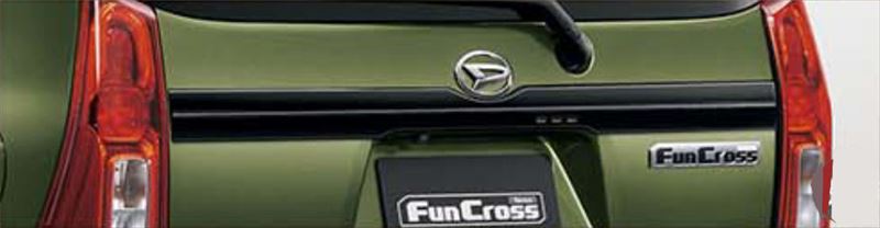 『タント ファンクロス』 純正 LA650S LA660S バックドアガーニッシュ（ブラック） パーツ ダイハツ純正部品 メッキ ワンポイント パネル カスタム オプション アクセサリー 用品