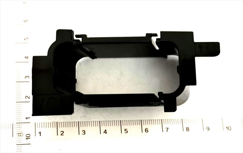 メーカー:スバル品番:57772VC120名称:スペーサ，ヘッドランプウォッシャ，レフト英語:Spacer， Headlamp Washer Leftフロントバンパー左側のヘッドランプウォッシャー部分に取り付ける樹脂製スペーサーです。ウォッシャーノズルやカバー周辺を正しい位置で保持し、作動時のずれや部品同士の干渉を防ぐ目的で使用します。■取り付け可能車種・レヴォーグ（VN5，VNH）・WRX S4（VBH）■注意事項左側用の部品です。ヘッドランプウォッシャー装着車に使用します。ウォッシャーノズル本体や外側のカバーは付属しません。■取り付け方法フロントバンパー左側のヘッドランプウォッシャー周辺へ、既存部品と交換して取り付けます。部品自体への加工や電気配線は不要です。取り付けにはフロントバンパー周辺の脱着作業が伴うため、難易度は高めです。■サイズ情報サイズ:約70×45×25mm重さ:約15g※サイズ・重量に関する情報は、実際の商品と異なる場合がございますので、あくまで目安としてご確認ください。このページは、スバル純正部品 57772VC120 スペーサ，ヘッドランプウォッシャ，レフトの販売ページです。レヴォーグ VN5，VNHおよびWRX S4 VBHのヘッドランプウォッシャー左側に使用する交換用部品です。