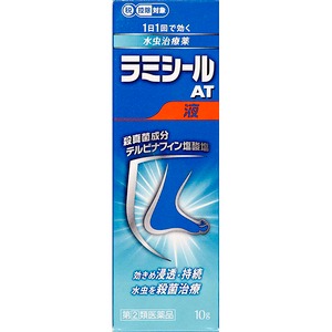 水虫・たむしに、1日1回で効く液タイプ。 ラミシールAT液は、殺真菌成分テルビナフィン塩酸塩を配合した水虫・たむし治療薬です。 有効成分の優れた殺真菌作用と角質層への浸透力により、1日1回の塗布で薬剤が患部に留まり、かゆみや痛みなどを引き起こす水虫・たむしに持続的に効果を発揮します。 乾燥（カサカサ）タイプの患部に。 乾きやすく、サラッとした使用感の液剤です。 症状があらわれている範囲より白癬菌が広く寄生していることが多いため、薬剤を広めに塗布することをおすすめします。 水虫治療のポイント ・かゆみなどの症状がなくなった後も、約1ヵ月間は根気よく治療を続けてください。 ・患部やその周囲を清潔にしてから使用してください。 ・患部を乾燥させ、靴下や履き物なども清潔に保ってください。 添付文書の内容 商品名 ラミシールAT液 商品説明文 ラミシールAT液は、白癬菌（水虫菌）というカビ（真菌）が皮ふ表面にある角質層に感染・寄生しておきる皮ふ病である水虫・たむしに用いる治療薬です。 殺真菌成分テルビナフィン塩酸塩を配合しています。 1日1回の塗布で薬剤が患部に留まり、かゆみや痛みなどを引き起こす水虫・たむしに持続的に効果を発揮し、症状を治していきます。 使用上の注意 ＜してはいけないこと＞ （守らないと現在の症状が悪化したり、副作用が起こりやすくなります） 1.次の人は使用しないでください。 本剤又は本剤の成分によりアレルギー症状（例えば、発疹・発赤、かゆみ、はれ等）を起こしたことがある人。 2.次の部位には使用しないでください。 （1）目や目の周囲、粘膜（例えば、口腔、鼻腔、膣等）、陰のう、外陰部等 （2）湿疹 （3）湿潤、ただれ、亀裂や外傷のひどい患部 ＜相談すること＞ 1.次の人は使用前に医師、薬剤師又は登録販売者に相談してください。 （1）医師の治療を受けている人 （2）妊婦又は妊娠している可能性のある人 （3）乳幼児 （4）薬などによりアレルギー症状を起こしたことがある人 （5）患部が顔面又は広範囲の人 （6）患部が化膿している人 （7）「湿疹」か「みずむし、いんきんたむし、ぜにたむし」かがはっきりしない人 （陰のうにかゆみ・ただれ等の症状がある場合は、湿疹等他の原因による場合が多い。） 2.使用後、次の症状があらわれた場合 副作用の可能性があるので、直ちに使用を中止し、この説明文書を持って医師、薬剤師又は登録販売者に相談してください。 関係部位：症状 皮ふ：かぶれ、刺激感、熱感、鱗屑・落屑（フケ、アカのような皮ふのはがれ）、ただれ、乾燥・つっぱり感、皮ふの亀裂、いたみ、色素沈着、発疹・発赤、かゆみ、はれ、じんましん ※発疹・発赤、かゆみ、はれ、じんましんは全身に発現することがあります。 3.2週間位使用しても症状が良くならない場合や、本剤の使用により症状が悪化した場合 使用を中止し、この説明文書を持って医師、薬剤師又は登録販売者に相談してください。 有効成分・分量 1g中： テルビナフィン塩酸塩…………………10mg 添加物として、ポリオキシエチレンセトステアリルエーテル、プロピレングリコール、アルコールを含有します。 効能・効果 みずむし、いんきんたむし、ぜにたむし 用法・用量 1日1回、適量を患部に塗布してください。 ＜用法・用量に関連する注意＞ （1）定められた用法を厳守してください。 （2）患部やその周囲が汚れたまま使用しないでください。 （3）本剤のついた手で、目や粘膜にふれないでください。 （4）目に入らないように注意してください。万一、目に入った場合には、すぐに水又はぬるま湯で洗い、直ちに眼科医の診療を受けてください。 （5）小児に使用させる場合には、保護者の指導監督のもとに使用させてください。 （6）外用にのみ使用してください。 ＜使用方法＞ ・患部やその周囲を清潔にした後、塗布してください。 ・使用前に、容器の先端を上に向けて、手の指で押して中の空気を抜いてください。 ・患部に使用する時は容器を下向き又は斜めにして、患部に先端を軽く押しあてて塗布してください。 ・ご使用後はキャップをよくしめ、容器を立てた状態で保管してください。 内容量 10g JANコード 4987305265913 保管及び取扱い上の注意 （1）直射日光の当たらない涼しい所に密栓して保管してください。 （2）小児の手の届かない所に保管してください。 （3）他の容器に入れ替えないでください（誤用の原因になったり、品質が変わることがあります。）。 （4）使用期限をすぎた製品は使用しないでください。また、開封後は使用期限内であってもなるべく速やかに使用してください。 （5）火気に近づけないでください。 （6）使用済み容器は火中に投じないでください。 （7）本剤は合成樹脂（スチロール等）を軟化したり塗料をとかしたりすることがあるので、床や家具等につかないようにしてください。 製造販売元 全薬工業株式会社 東京都文京区大塚5-6-15 お客様相談室：0120-099-301 受付時間：9:00～17:00（土、日、祝日を除く） 販売店舗（広告文責） すずな薬局 神野店 佐賀県佐賀市神野東2丁目5-3 TEL：0952-30-5691 リスク区分 リスク区分 指定第2類医薬品 注意喚起 指定第2類医薬品です。使用上の注意の「してはいけないこと」を必ず確認し、禁忌に該当する場合は使用しないでください。 医薬品の使用期限 使用期限 使用期限まで100日以上あるものをお送りします。 医薬品販売に関する記載事項 必須記載事項 医薬品販売に関する記載事項（必須記載事項）は こちら ※本品は医薬品です。使用前に添付文書をよく読み、用法・用量を守って正しくお使いください。 ※体質、症状に合わない場合は使用を中止し、医師、薬剤師又は登録販売者に相談してください。