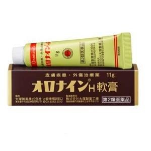 にきび、きず、軽いやけどなどに。家庭の常備薬として使いやすい皮膚疾患・外傷治療薬です。 オロナインH軟膏は、殺菌作用を有するクロルヘキシジングルコン酸塩を配合した親水性軟膏です。 にきび、吹出物、きず、軽いやけど、ひび、しもやけ、あかぎれなど、日常の皮膚トラブルに幅広く使えます。 患部を清潔にして、化膿を防ぎます きず、すりきず、きりきずなどには、患部を清潔にしてから塗布してください。 殺菌作用により、きず口を消毒し、化膿を防ぎます。 このようなときに ・にきび、吹出物 ・きず、すりきず、きりきず ・軽いやけど ・ひび、しもやけ、あかぎれ ・じゅくじゅくしていない水虫、たむし、いんきん、しらくも 使い方のポイント にきび、吹出物には少量を軽くすりこんでください。べとつく場合は、タオル、ガーゼ等で拭きとってください。 軽度のやけどの場合は、患部に塗ってガーゼを当ててください。水疱にはお風呂上りにすりこむのが効果的です。 患部やその周囲の汚れを落としてから使用してください。 添付文書の内容 商品名 オロナインH軟膏 商品説明文 オロナインH軟膏は、皮膚疾患・外傷治療薬です。 本剤は殺菌作用を有するクロルヘキシジングルコン酸塩を配合した親水性軟膏です。 きず口を消毒し、化膿を防ぎます。 使用上の注意 （守らないと現在の症状が悪化したり、副作用が起こりやすくなります） 《してはいけないこと》 次の部位には使用しないでください。 (1)湿疹（ただれ、かぶれ） (2)化粧下 (3)虫さされ 《相談すること》 1.次の人は使用前に医師、薬剤師又は登録販売者に相談してください。 (1)医師の治療を受けている人 (2)薬などによりアレルギー症状（例えば発疹・発赤、かゆみ、かぶれ等）を起こしたことがある人 (3)患部が広範囲の人 (4)湿潤やただれのひどい人 (5)深い傷やひどいやけどの人 2.使用後、次の症状があらわれた場合は副作用の可能性がありますので、直ちに使用を中止し、この添付文書を持って医師、薬剤師又は登録販売者に相談してください。 関係部位：症状 皮膚：発疹・発赤、かゆみ、はれ、乾燥、ひびわれ 3.5〜6日間使用しても症状がよくならない場合は使用を中止し、この添付文書を持って医師、薬剤師又は登録販売者に相談してください。 有効成分・分量 1g中： クロルヘキシジングルコン酸塩液（20％）…………10mg 添加物：ラウロマクロゴール、ポリソルベート80、硫酸Al/K、マクロゴール、グリセリン、オリブ油、ステアリルアルコール、サラシミツロウ、ワセリン、自己乳化型ステアリン酸グリセリル、香料、精製水 効能・効果 にきび、吹出物、はたけ、やけど（かるいもの）、ひび、しもやけ、あかぎれ、きず、水虫（じゅくじゅくしていないもの）、たむし、いんきん、しらくも 用法・用量 患部の状態に応じて適宜ガーゼ・脱脂綿等に塗布して使用するか、又は清潔な手指にて直接患部に応用します。 ＜用法及び用量に関連する注意＞ (1)小児に使用させる場合には、保護者の指導監督のもとに使用させてください。 (2)目に入らないように注意してください。万一、目に入った場合には、すぐに水又はぬるま湯で洗ってください。なお、症状が重い場合には、眼科医の診療を受けてください。 (3)本剤は外用にのみ使用してください。 (4)患部やその周囲の汚れを落としてから使用してください。 内容量 11g JANコード 4987035566113 保管及び取り扱い上の注意 (1)直射日光の当たらない涼しい所に密栓して保管してください。 (2)小児の手の届かない所に保管してください。 (3)他の容器に入れ替えないでください（誤用の原因になったり品質が変わります）。 (4)外箱及び容器に表示の使用期限をすぎた製品は使用しないでください。 (5)瓶容器はガラス製ですので、強い衝撃は避けてください。容器が破損し、けがをするおそれがあります。 販売元 大塚製薬株式会社 東京都千代田区神田司町2-9 製造販売元 株式会社大塚製薬工場 徳島県鳴門市撫養町立岩字芥原115 お問い合わせ先 大塚製薬株式会社 お客様相談窓口 TEL：03-3293-3212 受付時間：9:00〜17:00（土、日、祝日を除く） 販売店舗（広告文責） すずな薬局 神野店 佐賀県佐賀市神野東2丁目5-3 TEL：0952-30-5691 リスク区分 リスク区分 第2類医薬品 医薬品の使用期限 使用期限 使用期限まで100日以上あるものをお送りします。 医薬品販売に関する記載事項 必須記載事項 医薬品販売に関する記載事項（必須記載事項）は こちら ※本品は医薬品です。使用前に添付文書をよく読み、用法・用量を守って正しくお使いください。 ※体質、症状に合わない場合は使用を中止し、医師、薬剤師または登録販売者に相談してください。