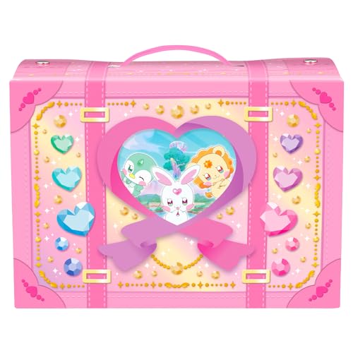 『わんだふるぷりきゅあ！』より、「キラニコトランクケース」が登場！・トランクケースを開くとニコガーデンの世界が広がります！・組み立てて作るコーヒーカップや付属のハンモックに付属のこむぎマスコットを乗せて遊ぶこともできます。・別売りのキラリンハウスシリーズのマスコット達と一緒にごっこ遊びを楽しめます。・また、持ち運びができる仕様で、いつでも好きな場所で遊ぶことができます。商品紹介 ［セット内容］ ・キラニコトランクケース本体…1個 ・マスコット（こむぎ）…1個 ・紙製パーツ…4枚 ・ハンモック…1個 （本商品に付属のセット内容以外、すべて別売りです。）・安全警告 なし