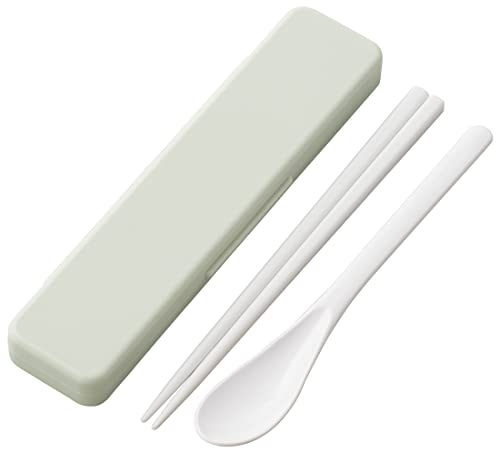 カートゥーンくすみグリーン/-/CCS3SAAG-A・パッケージ個数:1・サイズ:箸＝長さ18cm スプーン＝全長18cm ケース＝幅18.8×奥行4.7×高さ1.8cm・素材・材質:フタ＝AS樹脂 本体・スプーン＝ABS樹脂 箸＝メタクリル樹脂 クッション＝シリコン樹脂・セット内容・付属品:箸＋スプーン＋ケース 生産国:日本・SIAA(抗菌製品技術協議会)：認証マーク取得・食洗機：可銀イオンAG+で抗菌 抗菌加工SIAAマーク付き 使用抗菌剤の種類/無機抗菌剤 加工方法/練込 加工部位/全体(金属や布部分は除く) お弁当やピクニックなど持ち運びに便利な 箸 スプーン セット ケースの中で箸が動く音が鳴りにくい クッション付きの 箸箱セット 箸箱 と箸がぶつからないので静かに持ち運びできます 食洗機OK