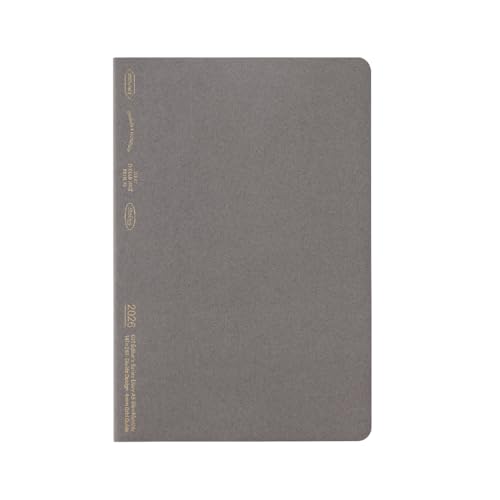 グレー/A5/SS0141・Size:A5Color:グレー・パッケージ個数:1・【サイズ】A5スリム（141mm×210mm）・【掲載期間】2025年12月〜2027年3月・【内容】表紙：1ページ/見開き年間ページ(2026年・2027年)：4ページ/見開き月間ページ：32ページ/リストアップページ：6ページ/方眼フリーページ：5ページ/合計48ページ・【材質】表紙・本文紙：紙・【商品説明】ノートに挟んですっきり収まる薄型の月間スケジュール帳です。サイズは、A5サイズ、B6サイズのノートの縦幅で、横幅は7mm縮めたスリムサイズです。本文紙にはグリッドや、1日の予定を分割して書き込めるセンターラインがあり、用途に応じて自由に使いやすいデザインになっています。表紙色はブラックとグレーの2色展開です。STALOGYシリーズの「365デイズノート」「1/2イヤーノート」との併用にも適しています。ノートに挟んですっきり収まる薄型の月間スケジュール帳です。サイズは、A5サイズ、B6サイズのノートの縦幅で、横幅は7mm縮めたスリムサイズです。本文紙にはグリッドや、1日の予定を分割して書き込めるセンターラインがあり、用途に応じて自由に使いやすいデザインになっています。表紙色はブラックとグレーの2色展開です。STALOGYシリーズの「365デイズノート」「1/2イヤーノート」との併用にも適しています。