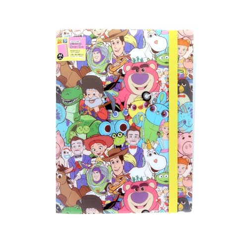 多機能テーマデザイン集合/-/S2174758・パッケージ個数:1・『トイ・ストーリー』30周年デザイン！・【特長】ゴムバンド付きでまとめやすい、ファスナーポケット付きのクリアファイル・【内容】1個・【サイズ】W250×H312×D4mm・【材質】PPクリアポケットが5個、ファスナーポケットが1個付いた多機能クリアファイルです。 クリップやペンなど細かいものも一緒に収納でき、ゴムバンド付きで持ち運びしやすいのが特徴。 クリアポケットは見開き仕様なので、A3を横向きに収納することも可能です。 『トイ・ストーリー』の2Dデザインが可愛い「集合」柄です。