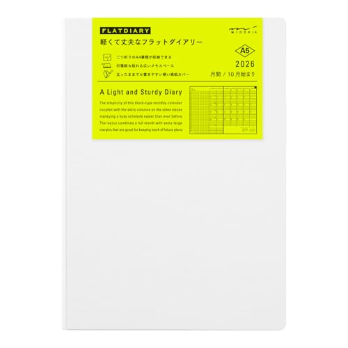 白/A5/22390006・Color:白Size:A5・パッケージ個数:1・ハードカバー付のシンプルなA5手帳・【掲載期間】2025年10月〜2027年1月・【始まり曜日】月曜日・【パッケージサイズ】H232×W165×D10mm【本体サイズ】H225×W162×D10mm・【付録】六曜、年間カレンダー持ち運びに便利な薄さと、書類やメモを挟むファイルの機能を備えた手帳です。 スマートフォンやタブレットと一緒に携帯しやすい、スリムで軽量かつ耐久性のある丈夫なカバーが魅力です。 カバーの素材には、軽量化と耐久性に優れた発泡PPを採用しており、机がなくても安定感のある筆記が可能。 セミナーやイベント、就活中の学生から社会人の方におすすめです。 手帳を持ち歩いたり、狭いスペースで仕事をしたりするときも、薄くて軽く、かさばらないので便利にお使いいただけます。 本文に使われている「MD用紙」はにじみや裏抜けがしにくく、書き味の良さを追求し続けているオリジナルの筆記用紙です。 商品名：ミドリ 手帳 マンスリー 2026年 フラットダイアリー A5 白 22390006 (2025年10月始まり)