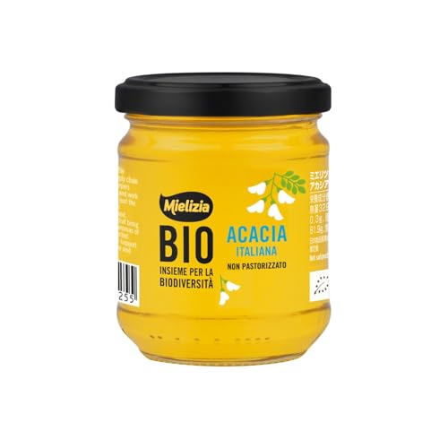 250g透明・金色/250g(瓶)/-・FlavorName:アカシアSize:250g(瓶)・パッケージ個数:1・【原材料】有機はちみつ(イタリア)【内容量】250g 【原産国】イタリア・【栄養成分】100g当たり/熱量329kcal、たんぱく質0.3g、脂質0g、炭水化物81.9g、食塩相当量0g 日本食品標準成分表2020年の計算による推定値・【特徴】透明感のある金色でなめらかな質感のアカシアの有機はちみつ。やさしく上品な味わいで、心地良いフローラルな香りも特徴です。・【使い方のヒント】アカシアの有機はちみつは、なめらかで溶けやすいので、お飲み物に入れたり、フルーツやヨーグルトにかけたり、モッツアレラチーズ、カマンベールチーズ、チェダーチーズにもよく合います。製菓材料やドレッシングにもお薦めです。・商品サイズ(高さx奥行x幅):85mm×65mm×65mm商品紹介 イタリアでも屈指のはちみつブランド、Mielizia(ミエリツィア)。非加熱の全種類オーガニック(有機)のはちみつです。採蜜地から集められたハチミツには何も加えてはならず、高温処理もしていません。ハチミツがもつ本来の風味や香り・質感が保たれています。ミエリツィアの有機ハチミツは、アカシア、オレンジ、栗のような単花蜜をはじめ、百花蜜、甘露蜜と豊富な品揃えです。はちみつの主成分は、果糖とブドウ糖です。お花の特徴により果糖とブドウ糖の割合が異なるため、果糖の多いアカシアや栗のハチミツなどは、結晶化しにくく、ブドウ糖の多いオレンジのハチミツなどは、結晶化しやすくなります。結晶化しているハチミツは白っぽく固まっているのが特徴です。ハチミツは、お飲み物やパンやチーズ、フルーツにも。お料理やお菓子作りにも幅広くお使いいただけます。 【アカシアの有機ハチミツの特徴】 質感 一般的に液状で、結晶化しにくい質感です。 色 透明感のある金色。まじりけのなさを示すように、よく透き通っています。 香り 上品でやさしく、心地良いフローラルの香り。アーモンドやバニラの香りも感じられます。 味 マイルドで繊細な、魅力的な味わい。甘く滑らかな口あたりで、さらにもう一口味わいたくなります。スイートアーモンドのような生き生きとした後味が残ります。 採蜜地と時期 アカシアの採蜜は春(5月頃)です。開花期間は10日前後です。この間、ミツバチは朝から晩までひっきりなしに花に潜り込み、あふれる蜜を吸います。主な原産地はイタリア北部のプレアルプスにあるアカシアの森でしたが、近年ではイタリア半島の全地域からも集められています。 使い方のヒント 液状なので溶けやすく、珈琲、紅茶など飲みものの味を変えずに甘みだけプラスするのに最適です。フルーツや野菜を煮たり、デザートやパンの材料にしたり、フレッシュフルーツのサラダにも。味付をつけたリコッタチーズやフレッシュハーブチーズにもよく合います。 木の特徴 もともとは北米産。土地を選ばず、成長も早く、適応能力には優れている植物。ただし開花が天候が不安定な5月であるのに、雨には弱いため、はちみつの生産そのものはなかなか厳しい状況です。 Mielizia(ミエリツィア)は、イタリアの養蜂協同組合、CONAPIが手掛ける、イタリアでも屈指のハチミツ・ブランド 原材料・成分 有機はちみつ(イタリア)