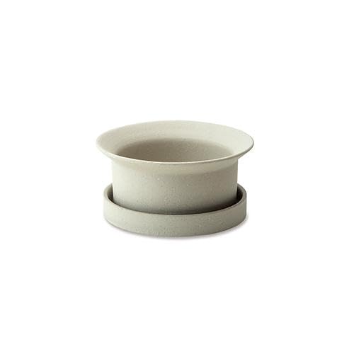 シンプル モダンサンド/約φ15×H7cm/30783・Color:サンドSize:約φ15×H7cm・パッケージ個数:1・本体サイズ:(鉢)約φ15×H6.5cm、(受皿)約φ13.5×H2cm、(底穴)約φ2.2cm・本体重量:約600g・素材・材質:セラミック・原産国:中国・底穴有●ほんのり優しく、まったりとした印象の「フィーカポット」です。 ●インテリアの一部として置きたくなるようなシンプルなフォルムとカラーで空間に馴染むデザインです。 ●どんなグリーンやインテリアにもマッチし、植物の魅力を引き立てます。 ●直植えできる水抜き穴付きです。 ●植物とお部屋を自由にコーディネートし、緑のある暮らしをお楽しみください。 ※陶器の一種であるセラミックは、衝撃に弱く、落とすと割れてしまうことがあります。 ※汚れが付着した場合は、柔らかい布で拭き取るか、ぬるま湯で洗い流し、よく乾燥させてからご使用ください。 ※研磨剤入りの洗剤は傷つける原因となるため、使用を避けてください。