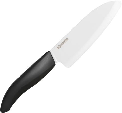 07)三徳 中(14cm)ホワイト / ブラック/2) 140mm/FKB-140SBK・Color:ホワイト / ブラックStyle:07)三徳 中(14cm)PatternName:従来素材・パッケージ個数:1・【サステナブルになって新登場】ハンドルにはサトウキビ由来のバイオ樹脂を配合し、パッケージでは防犯性をキープしつつも75%以上プラスチック使用量を削減した・【感動の切れ味が続くセラミックナイフ】すーっと刃が食材に吸い込まれていくような感覚で、軽く切れる。金属の包丁に比べ半分程度の重さで負担が少ない。摩耗しにくい材質で鋭い切れ味が長持ち。また、サビないから食洗機・漂白除菌OKでお手入れも簡単・【長くお使いいただくために】セラミックスは金属ではございません。シンクに落としたり、切る時に横にこじるような動作は避けてください。また、かぼちゃ、冷凍食品 (半解凍食品) 、餅、骨付き肉および魚、カニ、とうもろこし、果実の種などの硬い食材には使用しないでください。刃が欠けたり、折れる場合があります・サイズ:本体/270×45×20mm・刃渡り/14cm、本体重量:8●「日常の一つひとつの選択で持続可能な社会は実現できること」を気づかせてくれるサステナブルなセラミックナイフ エコフレンドリーなスペックになっても、セラミックならではの「ここちよい切れ味」とココロおどるカラーで、いつもの料理が楽しい時間になるセラミックナイフ ●累計出荷数2 000万本を突破している実力派ナイフ ●ハンドル部分はサトウキビ由来のバイオ樹脂を配合 ●パッケージでは防犯性をキープしつつも75%以上プラスチック使用量を削減 ●ファインセラミックスからは金属イオンが出ないので、リンゴやレタスを切っても切り口が変色しにくく、キレイに仕上げることができる ●サビないから除菌漂白OK、食洗器使用可能