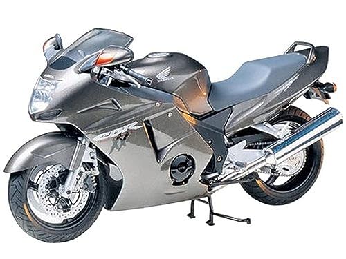 スーパーブラックバードグレー/全長181mm/300014070・パッケージ個数:1・組み立て塗装が必要なプラモデル。別途、接着剤や工具、塗料等が必要。・1/12スケール未塗装プラスチック組み立てキット・完成サイズ:全長181mm300km/hオーバーのトップスピードを可能にしたスーパースポーツバイクとして1996年に発表され、センセーションを巻き起こしたHonda CBR1100XXのプラスチックモデル組み立てキットです。エアロダイナミクスの追求から生まれた個性的なカウリングをスライド金型により実車そのままにモデル化。フレームやサスペンション、高性能な水冷並列4気筒エンジンも細かな彫刻表現により高密度再現。エンジンやカウリングは極小ビスでフレームに取り付け、メカニック気分も味わえます。また特徴的な表情を作り出す上下配置の2灯ヘッドライトのケースをはじめ、サイレンサーやフロントフォークはメッキパーツを使用。モデルの仕上がりを高めます。 ※この商品は、組み立て、塗装が必要なプラモデルです。 ※組み立て、塗装には別途、接着剤や工具、塗料等が必要です。 ※「プラモデル」は日本プラモデル工業協同組合所有の登録商標です。