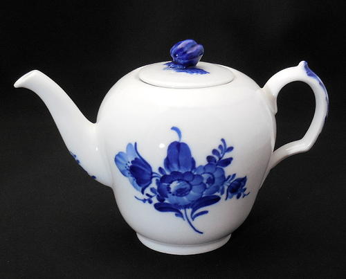 ロイヤルコペンハーゲン Royal Copenhagen デンマーク製 ブルーフラワー　ブレイデッド ティーポット箱付未使用 廃盤品のサムネイル