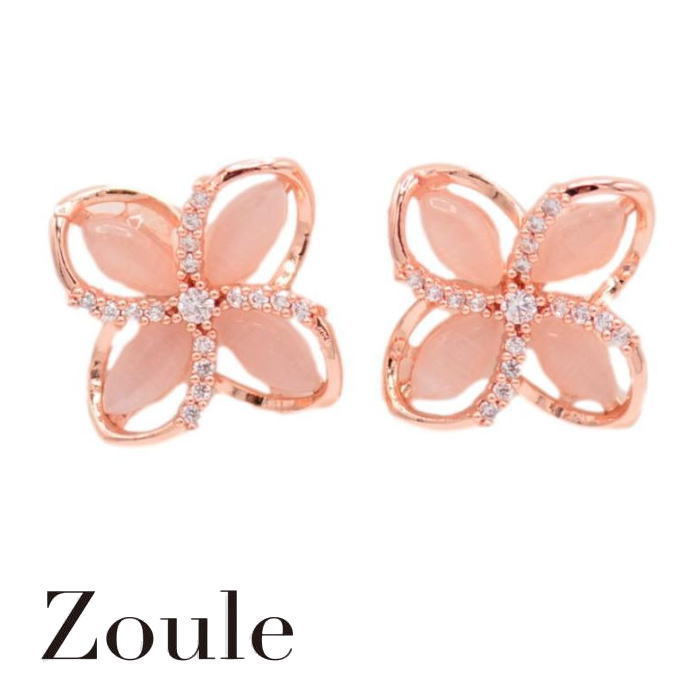 ★商品情報★ ・ブランド ：zoule　（ゾーラ） ・商品名　 ：sweeten ピアス ・サイズ ：全長1.3cm　 ・素材　　 ：合金 真鍮 キュービックジルコニア ・ポスト　 ：チタン ★ご注意★ ・他店舗でも販売しているためタイミングによってはご注文をキャンセルさせていただくことがありますので、ご了承ください。 ・現物にお色をなるべく近づけるよう努力しておりますが、ご利用中のパソコンのモニター環境によっては色が現物と相違する場合もございます。返品理由として承る事は出来兼ねます。ご了承ください。 ・お客様都合による、返品・交換は承り兼ねます。ご了承くださいませ。 ・住所相違により返送された場合、返送・再送の送料をご負担頂きます。ご住所に間違いが無いか、今一度ご確認の上ご注文下さい。 ・写真は実物大ではございません。必ず商品サイズをご確認下さい。 ・イヤリングの着用画像はピアスタイプの写真を使用しております。ご了承ください。&nbsp; &nbsp;zoule