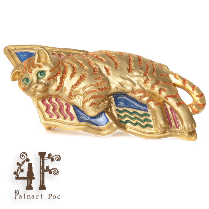 ★商品情報★ ・ブランド ：パルナートポック Palnart Poc ・商品名　 ：構って ブローチ ・素材　　 ：ピューター ・サイズ　 ：縦20×横44mm 飼い主に構ってもらいたい猫のブローチ 読んでいる新聞にわざと乗ってごろんと寝転...