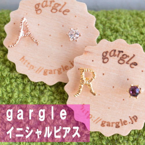 gargle ガーグル イニシャル ピアス ゴールド アルファベットピアス チタンポスト スワロフスキー使用 アクセサリー かわいい ポップ プレゼント 手書き ピンク ギフト ラッピング無料 DM便可能 P20