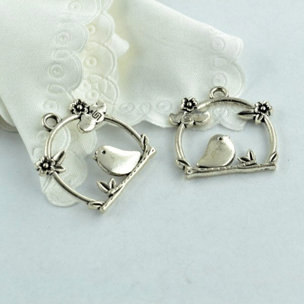 枝の上でお空を眺める鳥さん★かわいいアンティークチャーム デコパーツ とり トリ バード