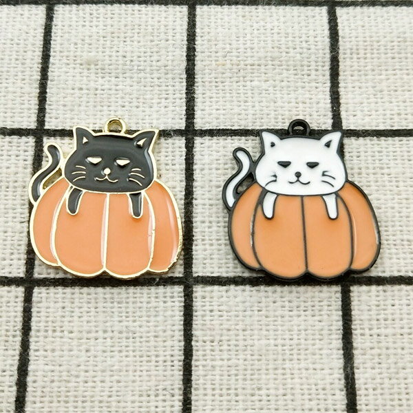 カボチャに乗った三角目のネコ★かわいいアンティークチャーム ねこ 猫 エナメル かぼちゃ パンプキン ハロウィン ハロウィーン