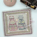 (by00837) 【予約販売】猫のニードルケース DEUXCHATSPOURMESAIGUILLES 初心者向け 刺繍キット フランス製 セット 手芸 初心者 簡単 練習 基本ステッチ エンブロイダリー クロスステッチ 図案印刷 壁アート 壁飾り パターン 可愛い
