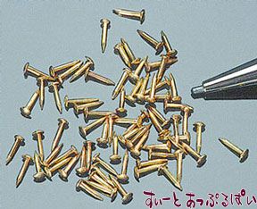 小さな小さな釘の60本パックです。釘の長さは約3mmです。頭の部分は直径約1．5mmくらいです。釘として使うというよりは、何かに見立てるとか、何かのパーツとして、自由に使っていただきたい商品です。貴方のドールハウス＆ミニチュア作りにぜひお役立てください！金属製。内容量は約60本です。※こちらは、頭の部分が正円形でなく楕円のようになっています。きれいな丸い頭が良い場合には、HW1129がお勧めです。お色は金色です。