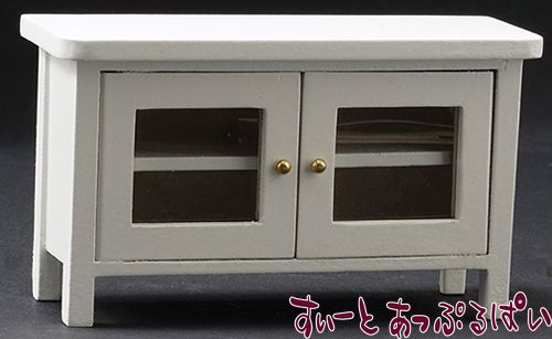 サイドボードのミニチュアです。サイズ：幅102、奥行き37、高さ60ミリ。棚の中に入れられる物の大きさは、高さ15ミリ、幅30ミリまでです。木製です。扉は開閉します！テレビ台にもよさそうですよ！