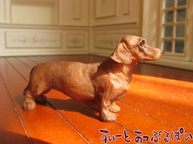 ハイジオット社製の黒いダックスフントです。ぜひ貴方のドールの愛犬に！首輪はスモールサイズでどうぞ。サイズ：W50XD15xH30mm