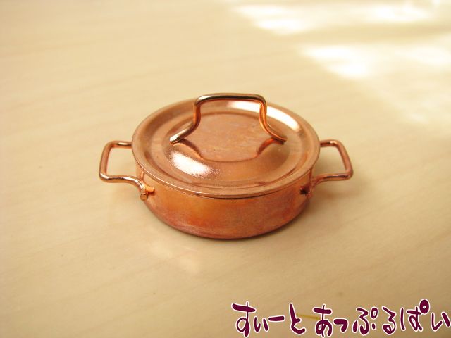 この手の鍋が一番重宝しますね！深型とおそろいなのがまた嬉し・・・！カッパー色も素敵で、店長おすすめです。鍋本体のサイズ：直径28ミリ、深さ約8ミリ。
