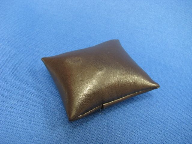 ミニチュア レディアンのお気に入り ブラウンレザーのクッション LA049 ドールハウス用