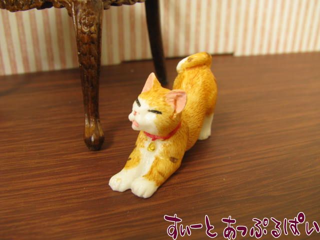 ご主人様、僕を連れて行って！。。猫一匹があなたのドールハウスに命を吹き込みます！サイズ：32x10xH20mm。※柄とお顔は手書きのため、一匹づつ表情が異なります。手作りの温かみとご了承いただけますようお願い申し上げます。