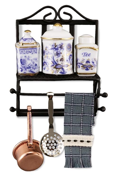 ドイツロイター社製のミニチュアです。スケールは1/12です。素敵なキッチンラックですね！ドールハウスのキッチンに、ぜひいかがでしょうか？穴あきおたまと小鍋は接着されていませんので、別々に使う事もできますよ！※おたまと小鍋以外の小物は接着され...