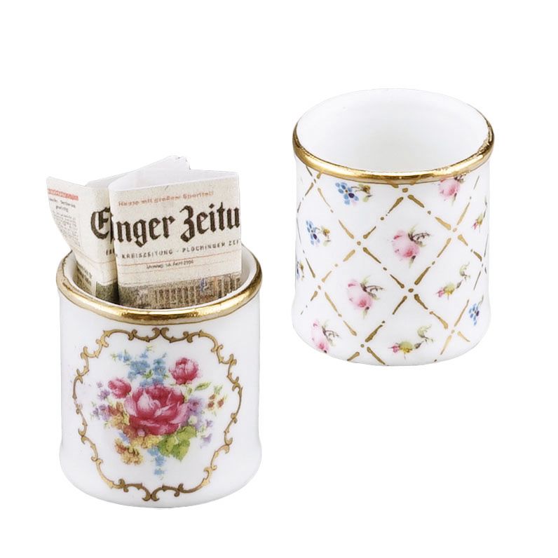 これはお勧めです！ありそうで無かったアイテムです。こんな素敵なゴミ箱＆新聞立て、貴方のドールハウスにぜひお役立てください！※新聞は接着されています。サイズ：W20xD15xH23mm。アクリルケース入りです。アクリルケースのサイズ：55x4...