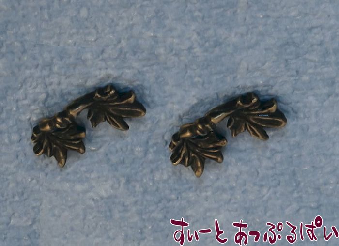 デコラティブで素敵な引手ですね！ミニチュア家具やトランクなどにも使えそうです！是非貴方のミニチュア作品にお役立てくださいね。サイズ：14x7ミリ。