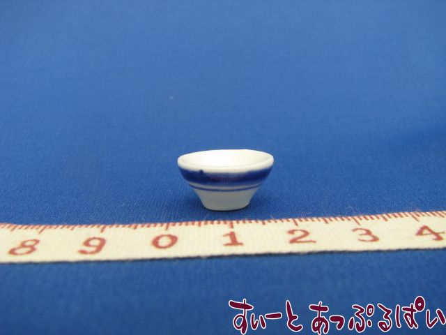 ミニチュア陶器のお茶碗です。直径は約17mm、高さ約9mmです。陶器に厚みがあるため上げ底になっており、深さはあまりありません。でも、ご飯粒が少なくてすむので、良かったかも？！と思った、面倒くさがり屋の店長です！※絵柄はハンドペイントになりますので、線の濃淡、太さなど一枚一枚微妙に異なりますのでご了承ください。