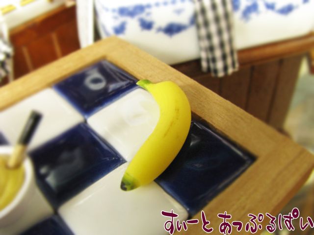 このバナナ、本当にリアルです！！反抗的な中学生の息子も、「これヤバイね」と言って笑ってくれました！！これを作ってくれた方に感謝です…当店はこれからも、思わず笑いたくなるミニチュアを探して参ります。これからも頑張ります！！サイズ：約22ミリ。...