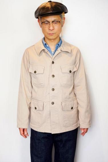 独特な表情のスワローピケ 曲線多用のクラシカルデザイン 1910sフレンチハンティングJK DALEE'S　"Nowak" 　 　ダリーズのハンティングジャケット "Nowak" です。 &nbsp;　素材はコットン100%のピケ素材。兵庫県西脇の旧式ドビー織機を使用し詳細な創り込みで製造したオリジナルピケ素材で、経糸に20番糸と40番糸を使用し2種類の織り糸(2本の糸を撚り合わせた通常撚糸と限界まで撚りを強めた限界強撚糸)を交互に「6本並べて1本抜き」を生地幅まで繰り返し、緯30番単糸を打ち込んで製造した芸術的なピケ素材になります。限界強撚糸が通常撚糸を抑え、独特の生地表情が生み出されたことから「スワローピケ」と称しています。 &nbsp;　襟はフレンチワークに見られる多重ステッチ入りのターンカラーで、雰囲気とステッチによる硬さが得られます。 &nbsp;　ボタンは雰囲気の良い「UNION MADE」メタルボタン。 &nbsp;　フロントポケットのフラップ裏にはチェック地の当て布が付き、内ポケットも配されています。 &nbsp;　実在の1910年代フランスハンティングジャケットから型起こしし、オリジナルに作り替えた型紙で、曲線を入れた上下前立て、腰ハンティングポケットを排除し立体アームホールとAラインの独自形状に作り替えており、曲線を多用したクラシカルデザインが特徴です。 &nbsp; *着用画像 　身長163cm体重56kg胸囲90cmでインナーに長袖シャツを着用してサイズ14.5着用でジャスト &nbsp; DALEE'S （ダリーズ） 古煉瓦造りの建物が並び、乾いた空気が立ち込める街の一角。 個展マーケットで仕入れた掘り出し物を販売する傍ら、仕立てを生業とする職人"Dalee/ダリー"の店がある。 そこは、仕立てや品物に口うるさい職人と客が集まる憩いの場。 職人達は無口に創造と対話し、客達は眉間にシワをつくりながら小刻みに頷く。 人々はそこをいつからか「DALEE'S MALL/ダリーズモール」と噂した。 制作数は僅かだが、口うるさい職人達の半生とも言うべき作品と感動に出会う場所である。 　 &nbsp; &nbsp; &nbsp; カラー 素材 備考 スワローベージュ コットン - 着丈 身幅 肩幅 袖丈 14.5 (S) 69cm 53cm 43cm 59cm 15.5 (M) 71cm 56cm 44cm 60cm 16.5 (L) 74cm 58cm 45cm 62cm 17.5 (XL) 78cm 62cm 46cm 64cm サイズについてはこちら &nbsp; ○[ 発送目安等の注意事項 } 昼12時頃までにオーダー受付した商品に関しましては基本的には即日発送が可能です。 それ以降のオーダーも極力即日発送を心がけています。 また火曜日は定休日の為、発送が出来ませんので、月曜日の発送に間に合わなかったオーダーにつきましては、水曜日以降の発送になります。 稀に出張等で連休となる場合は、翌営業日から順次発送の手続きをしていきます。 定休日等を挟む場合は、ご注文受付メールなども多少遅れてしまう場合がありますが、何卒ご了承下さいませ。