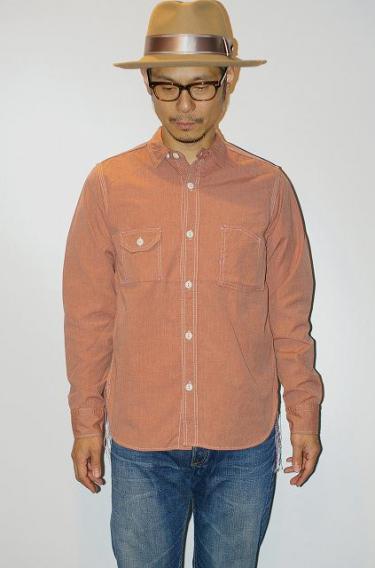 　5.2ozコバートシャンブレー 各部のオールドディテール TCB　ワークシャツ "Catlight Shirts"&nbsp; 　 　TCBのワークシャツ"Catlight Shirts"です。 　素材はコットン100%のシャンブレー生地。先染めの糸と生成りの未晒しの糸を撚って杢調にした糸を経糸に使用したセルビッジ生地。染色の際に、薬剤の使用を最低限に抑えている為、洗濯する毎に徐々に退色しビンテージ感ある雰囲気に仕上がります。当時の荒々しさを感じさせる5.2オンスのワークシャンブレーです。 　1930年代頃のヴィンテージワークシャツをベースに製作。 　全体的に、ジーンズ工場らしい非常に荒々しい縫製で、主要部の巻縫いは旧式ユニオンスペシャルによる三本針巻縫い。 　両脇裾部はマチ付きの空環仕様で、首元にはチンストラップが配されています。 　左胸ポケットには懐中時計ポケットとペン挿し、右胸にはタバコを湿気から守る袋状のコンビニエンスポケットを採用した左右アシンメトリーなガチャポケ仕様となっています。 　シルエットはそれほどタイトではない、全体的にやや余裕のある着やすい仕上がりになっています。 　キャットライトとは闇夜を照らす汽車のヘッドライトの如く、夜行性の猫は暗闇でも目を光らせて走っていきます。そんな猫の不思議な特性をラベルに込めてます。 *着用画像 　身長163cm体重56kg胸囲90cmでサイズ34でジャスト &nbsp; TCB （ティーシービー） エルビスプレスリーのトレードマークであるTCB（Take Care of Business）。 「やるべき事をしっかりとやる」という和訳を持つこの言葉を会社名に冠した岡山県は児島の縫製会社。 これまでにも様々な名だたるブランドの商品を手掛けてきた同社が作り出すオリジナルアイテムの数々。 縫製会社ならではの糸番手から運針などの細部にまで渡る細かい仕様は必見です。 &nbsp; &nbsp; &nbsp; カラー 素材 備考 コバート・レッドシャンブレー コットン - 着丈 身幅 肩幅 袖丈 34(XS) 67.5cm 50.5cm 39.5cm 60.5cm 36(S) 71cm 52.5cm 41.5cm 62cm 38(M) 73cm 54cm 44cm 64cm 40(L) 75cm 56.5cm 46cm 65.5cm 42(XL) 77cm 58cm 47cm 67cm サイズについてはこちら &nbsp; ○[ 発送目安等の注意事項 } 昼12時頃までにオーダー受付した商品に関しましては基本的には即日発送が可能です。 それ以降のオーダーも極力即日発送を心がけています。 また火曜日は定休日の為、発送が出来ませんので、月曜日の発送に間に合わなかったオーダーにつきましては、水曜日以降の発送になります。 稀に出張等で連休となる場合は、翌営業日から順次発送の手続きをしていきます。 定休日等を挟む場合は、ご注文受付メールなども多少遅れてしまう場合がありますが、何卒ご了承下さいませ。