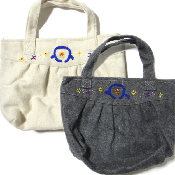 ギフト対応 ■商品詳細 ■ブランド Sunny Organ サニーオルガン ■商品名 flower embroiduryミニトートバック ■品番 SC-242 ■カラー ・ホワイト ・グレー ■サイズ W30cm・H20cm・マチ10cm・ハンドル30cm ■素材/生産 ウール・裏地コットン/Made in Nepal ■商品説明 圧縮ウールのしっかりとした生地にフラワー刺繍が入ったポーチです。 suuny organとは 大好きな自然と音楽からインスパイアされた、遊び心と温かみのある アイテムを提案していくブランド。単なる「エスニック」「アジアン」の枠を越えた オリジナルアイテムは雑誌や大型店でも取扱い店が急増中。 ■サニーオルガンのレビュー・口コミ一覧はこちら。 各種のカラビナ・ニット・ウール・レザーの製品はタイやネパールの民族衣装の 生地をそのまま使っております。 すべての製品にハンドメイドのワンポイントをミックスしているので ほっこり温かみのあるアイテムに仕上がっているのがポイント！ デザインは日本で行い製作はネパール・タイの現地スタッフの手作業により 1点ずつコツコツ生産されております。 ■備考 sunny organ サニーオルガン flower embroidury ミニトートバッグ SC-242 【2014FW バッグ トート 鞄】【アジアン 雑貨 エスニック ファッション】 【ランドネ GOOUT ファーロ 自転車生活 ガールズスタイル 雑誌掲載!】 【コンビニ受取対応商品】