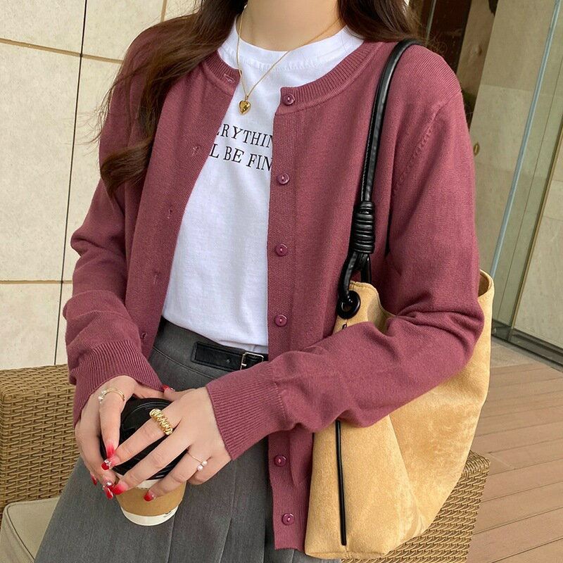 7色展開☆軽やかカーディガン　夏でも使えるニット素材　UV対策/冷房対策　シンプルなデザイン　薄手ニット　季節の変わり目大活躍　ボタン付きトップスのサムネイル