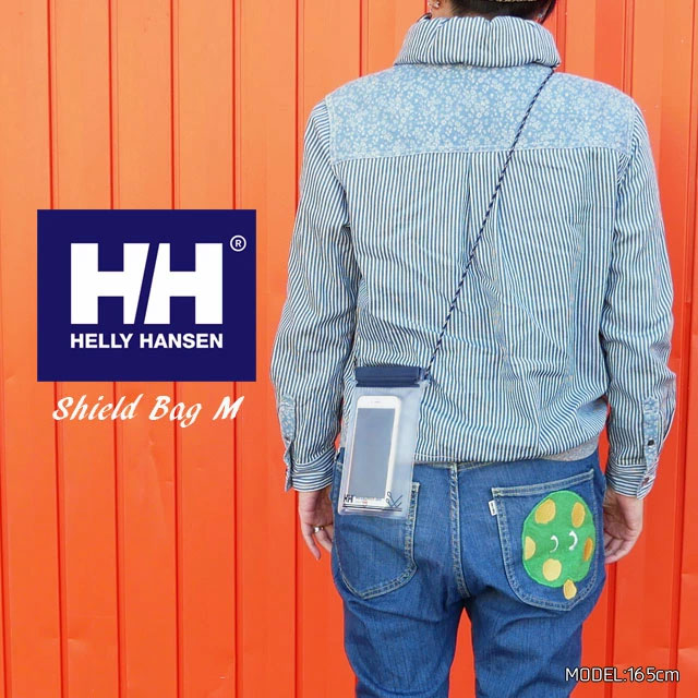 ■商品説明 ヘリーハンセン HELLY HANSEN シールドバッグM HY92341 メンズ レディース 防水ケース C クリア ※こちらは専用梱包材なしの商品のみのお届けとなります。 すぐに取り出したい小物を首から下げて携行できる、 簡易型の防水クリアバッグ。 スマートフォンなどを収納できる中型サイズです。 ストラップには、 ヨット操船に使うシート（ロープ）をイメージした紐を使用。 セーリングウエアを手がけるHELLY HANSENらしい マリンテイストを取り入れています。 Lサイズ（HY92340）もご用意しています。 Mサイズ H12.5×W17.7cm 【検索用キーワード】 ギフト 贈り物 プレゼント PRESENT クリスマス 父の日 母の日 旅行 トラベル ハイキング 海水浴 ビーチ 水遊び プール 水辺 fes スケルトン ネイビー NAVY 紺 Mサイズ クリアポーチ ロールトップ型 ドライバッグ スタッフバッグ 縦型 お風呂 マルチポーチ 海の日 入れたまま ウォーターアクティビティ 川 アイフォン iPhone アンドロイド android 斜めがけ ネックストラップ ■素材 PVC（塩化ビニル樹脂） ■商品カテゴリ HELLY HANSEN　ヘリ—ハンセン はこちら その他アイテム バッグ・財布 はこちら メンズ バッグ・財布 はこちら メーカー希望小売価格はメーカーカタログに基づいて掲載しています DCAAQ　　「SK」ヘリーハンセン HELLY HANSEN すぐに取り出したい小物を首から下げて携行できる、 簡易型の防水クリアバッグ。 スマートフォンなどを収納できる中型サイズです。 ストラップには、 ヨット操船に使うシート（ロープ）をイメージした紐を使用。 セーリングウエアを手がけるHELLY HANSENらしい マリンテイストを取り入れています。 Lサイズ（HY92340）もご用意しています。 Lサイズ（HY92340）はこちら ■商品カテゴリ HELLY HANSEN　ヘリ—ハンセン はこちら その他アイテム バッグ・財布 はこちら メンズ バッグ・財布 はこちら