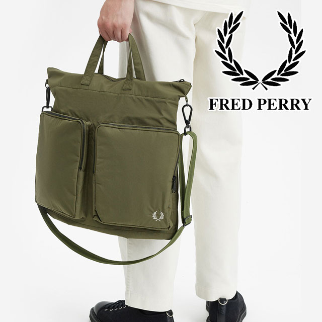 ■商品説明 フレッドペリー FRED PERRY L7265 メンズ ショルダーバッグ V71 （ユニフォームグリーン/ウォームグレー） ※こちらは専用梱包材なしの商品のみのお届けとなります。 前面に大きなファスナーポケットのあるナイロンヘルメットバッグ。 ショルダーはトーナルでボンバーティップの配色がデザインされおり、 本体には緩衝材付きの大型ポケットがあります。 【検索用キーワード】 フレペ モッズファッション UK fashion UKファッション トラッド サブカル モッズ Mods プレゼント ギフト 贈り物 PRESENT Gift 誕生日 クリスマス 父の日 母の日 敬老の日 コンパクト ポーチ 小さめバッグ ローレルリース 月桂冠 KHAKI カーキグリーン ミリタリー ワンポイント 刺繍 ■素材 リサイクルナイロン100% 裏地: ポリエステル100% ■商品カテゴリ FRED PERRY 　フレッドペリー はこちら その他アイテム バッグ・財布 はこちら その他アイテム アパレル はこちら メーカー希望小売価格はメーカー商品タグに基づいて掲載しています UHBI　　「HU」フレッドペリー FRED PERRY 前面に大きなファスナーポケットのあるナイロンヘルメットバッグ。 ショルダーはトーナルでボンバーティップの配色がデザインされおり、 本体には緩衝材付きの大型ポケットがあります。 ■商品カテゴリ FRED PERRY 　フレッドペリー はこちら その他アイテム バッグ・財布 はこちら その他アイテム アパレル はこちら