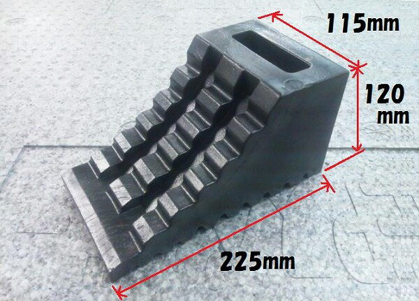 格安！！トラック車輪止めハイプラ製 ＜概算寸法＞ ■225mm（L）×120mm（H）×115mm（W）■重量　約1.2Kg ＊寸法・重量に若干の個体差がありますのでご了承ください。 トラック駐車時の必須アイテム格安！！トラック車輪止めハイプラ製 ＜概算寸法＞ ■225mm（L）×120mm（H）×115mm（W） ■重量　約1.2Kg ＊寸法・重量に若干の個体差がありますのでご了承ください。 トラック駐車時の必須アイテム トラック用品・パーツ〜トラック用寝具（トラック用布団＆トラック用カーテン）まで勢ぞろい！！