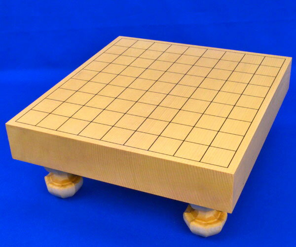 ■将棋盤の材質：木製一枚板　新かや材(スプルース材) ■将棋盤のサイズ：横幅約33cm×奥行約36cm　厚み約2寸 　足付将棋盤新かや2寸一枚板は、新かや材(北米スプルース材)の厚みが2寸の木製足付将棋盤です。明るめの白黄褐色系の色合いです。 　足付将棋盤では一番薄い厚みの2寸厚の足付将棋盤です。新かや2寸一枚板足付将棋盤は指し味はややソフトな感じで、見やすい明るめの色合いで一枚板ならではのすっきりした木感もウリの手軽な足付将棋盤です。