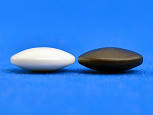 囲碁 硬質ガラス碁石 新生 梅 厚み約8mm 白石180粒 黒石181粒 打ち味もお楽しみ頂ける中厚のガラス碁石