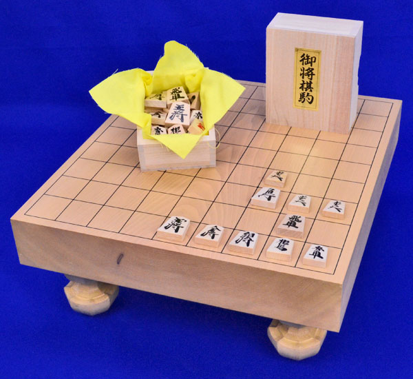 将棋セット　北海道産本桂2寸足付将棋盤セット【特売品】(木製将棋駒新槙書き駒)