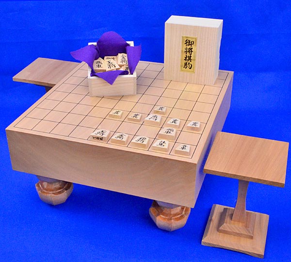 将棋セット　本桂3寸足付将棋盤セット(木製将棋駒黄楊上彫駒)