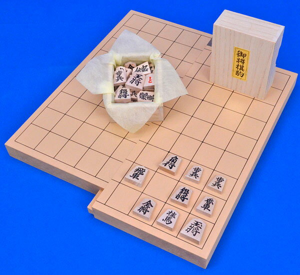 将棋セット　新桂1寸スライド将棋盤セット(木製将棋駒アオカ押し駒) ■将棋盤：スライド将棋盤　新桂1寸ハギ ・将棋盤の材質：木製　新桂材(アガチス材) ・将棋盤のサイズ：横幅33cm×奥行36cm　厚み約3cm ■将棋駒：木製将棋駒　アオカ押し駒 　スライド将棋盤新桂1寸ハギと木製将棋駒アオカ押し駒との木製将棋セットです。スライド卓上将棋盤新桂1寸は新桂材(アガチス材)のハギ造りで将棋盤を2つに分離できるタイプで収納便利な卓上将棋盤です。やや明るめの茶褐色系の色合いです。 ■ハギ造りの将棋盤 　ハギ造りの将棋盤とは、一枚板造りではなく、将棋盤の奥行きの長さがある角材を横に合わせて造った将棋盤の事です。ハギ造りの将棋盤は反り(そり)を防ぐ効果もあります。 　折将棋盤よりもしっかりしたと指し味を楽しめてスライド式でスムースに分離可能で収納便利なのがウリのスライド将棋盤です。 　将棋駒アオカ押し駒はやや軽量な押し字の木製将棋駒で、やや太字で基本書体の見やすい字の人気の普及木製将棋駒です。表面の字が黒字で裏面の字は朱字なので、将棋のルールの「成る」をこども様や将棋入門者が覚えるのにも便利な将棋駒です。 　収納便利なスライド卓上将棋盤と手軽ですが見やすい書体の木製の将棋駒との1寸卓上将棋盤セットです。